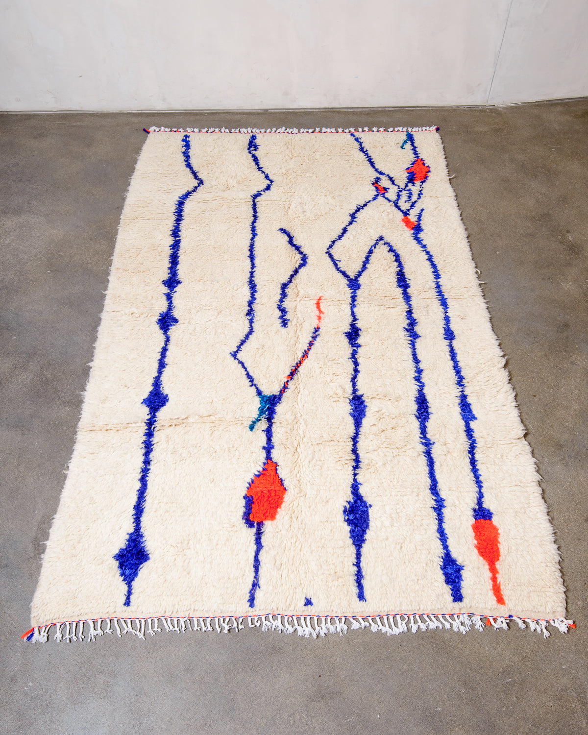 Modern designer handcrafted Berber rug from Morocco. Azilal rug with beautiful colours and patterns. Made of sheep’s wool and cotton.